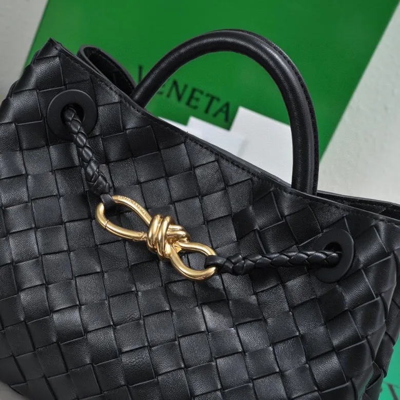Batch 1860 B's 2023 spring and summer new model continues the brand's woven style with detailed metal knot switch buckles. This time, the shoulder straps are also made into tube weaves, showing different craftsmanship. The carrying method is versatile to create more different looks. Intrecciato woven leather small handbag, equipped with sliding crossbody strap. Internal compartments, including 1 zipper pocket and 2 open pockets with magnetic buckle closure. Size: 19*25*10.5cm, model: 7463#